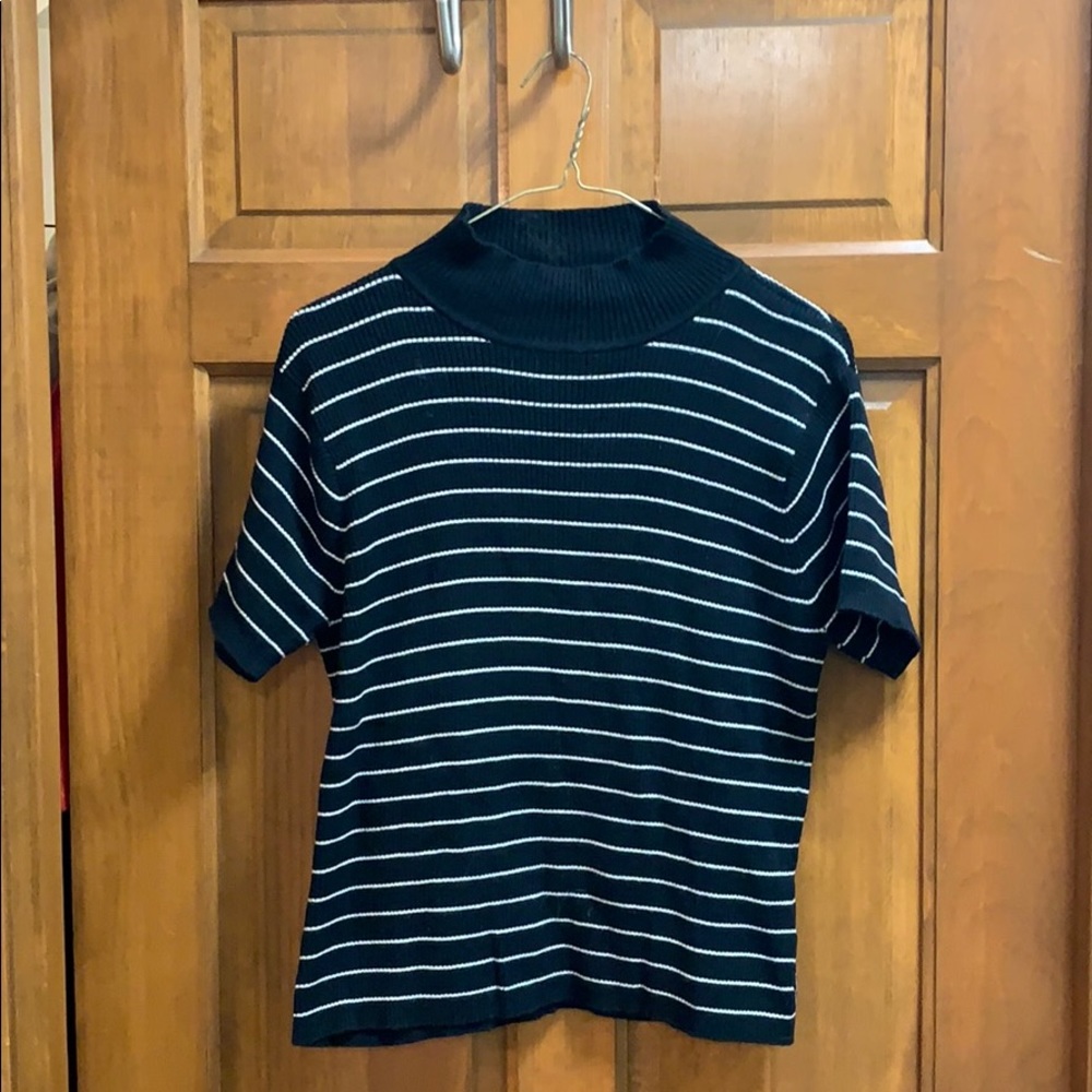 Liz Claiborne short sleeve sweater. - 3/20